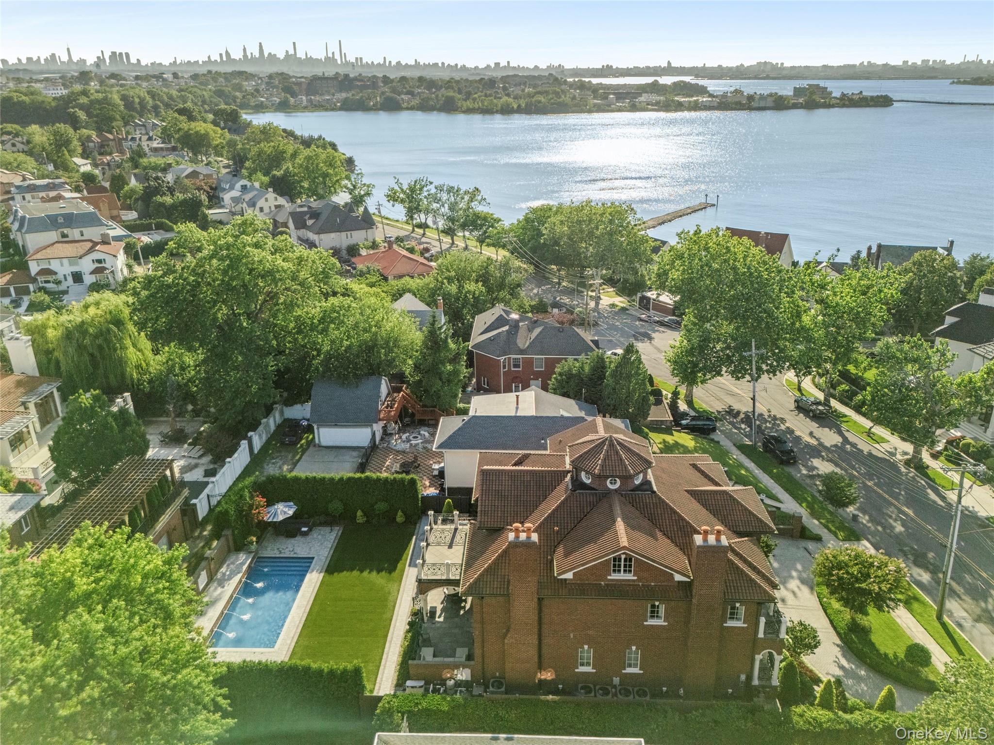 18 Boulevard – For Sale photo 30