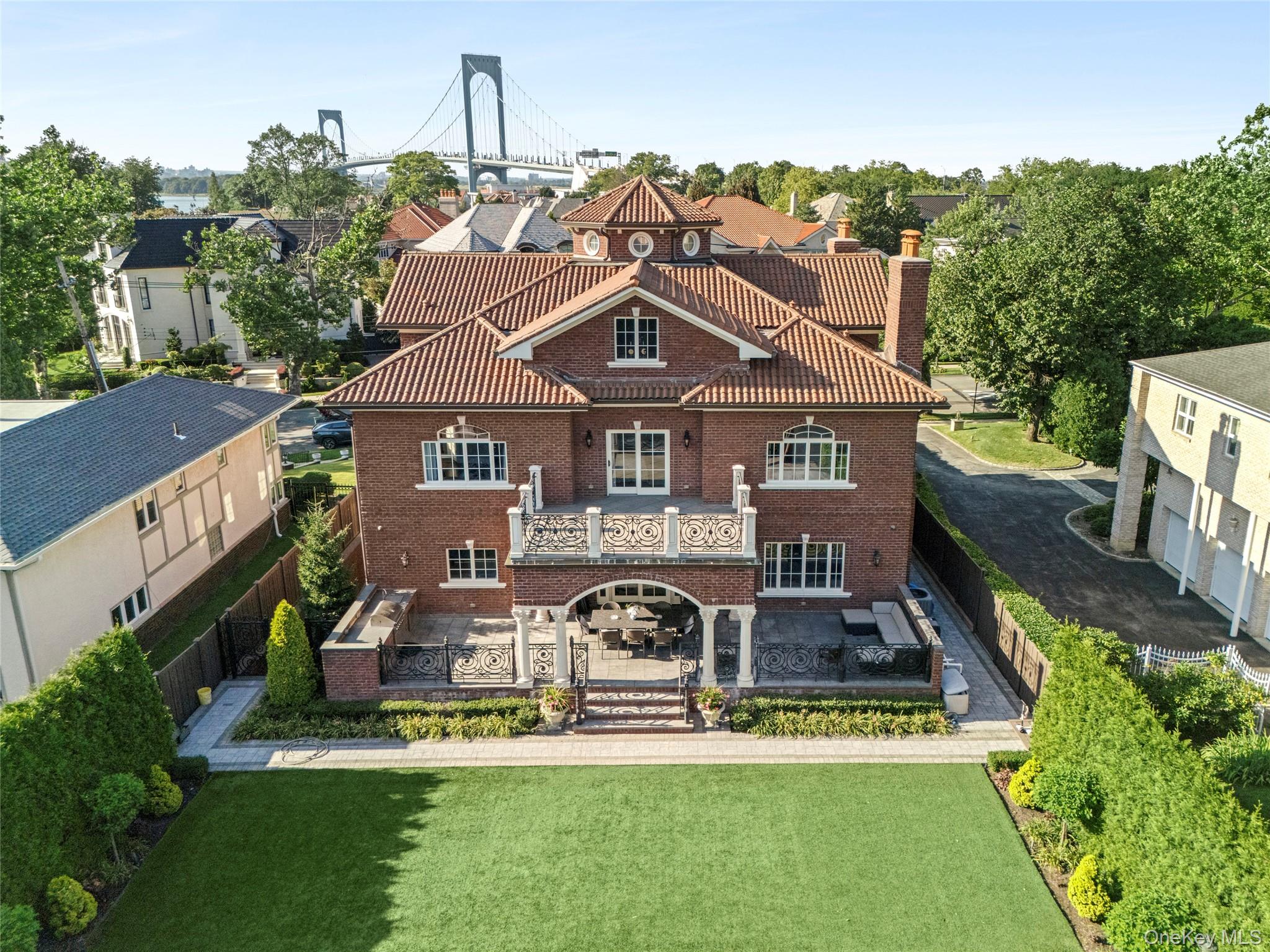 18 Boulevard – For Sale photo 6