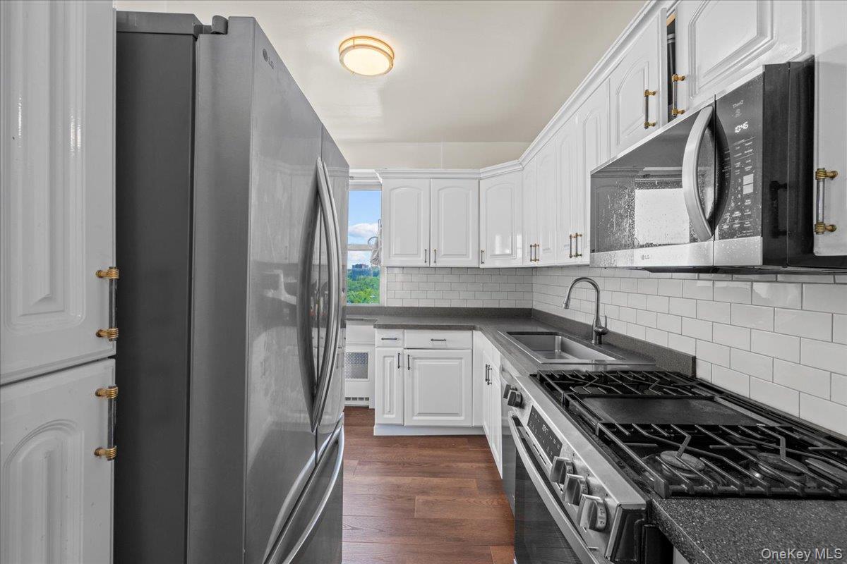 2621 Palisade Avenue, Unit 12C photo 10