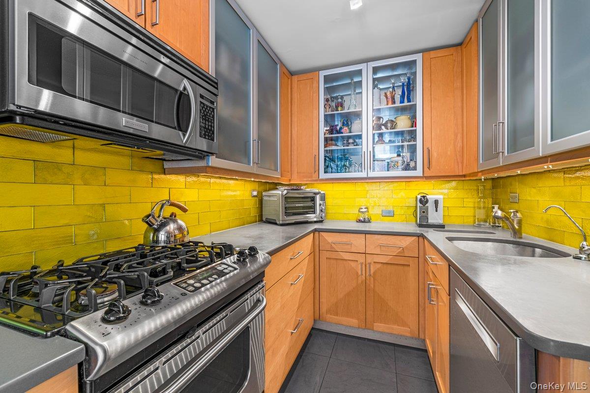 2575 Palisade Avenue, Unit 12AB photo 15