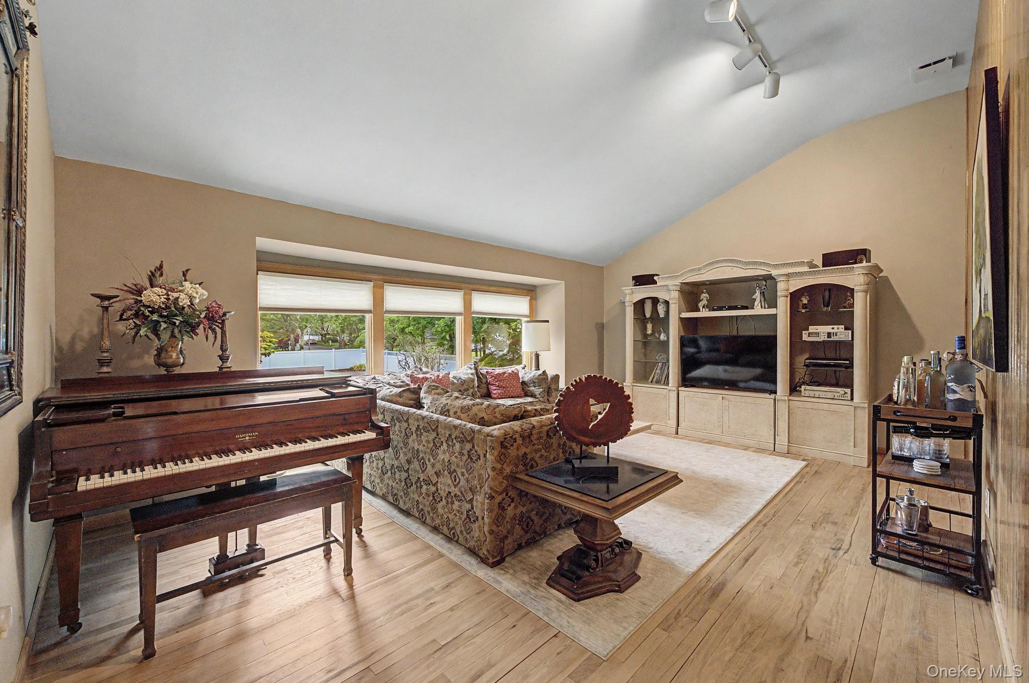 6 Field Daisy Lane – For Sale photo 20
