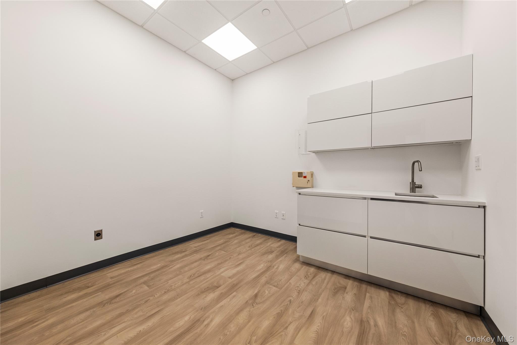 131-07 40th Road, Unit E20 photo 3