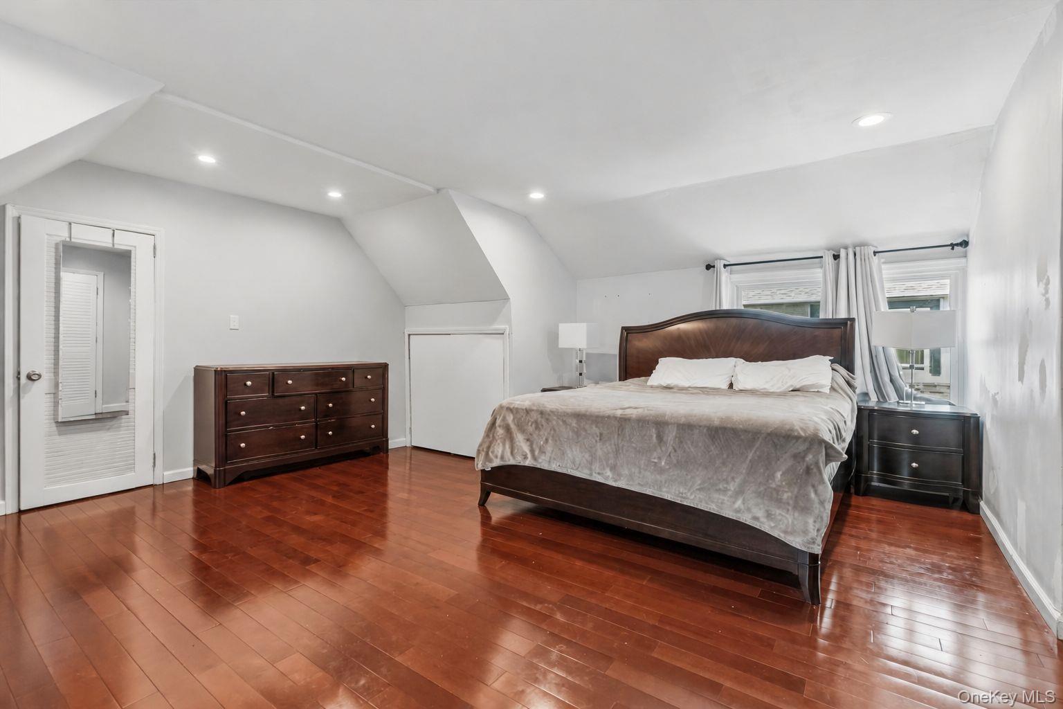 995 Kings Parkway – For Sale photo 12