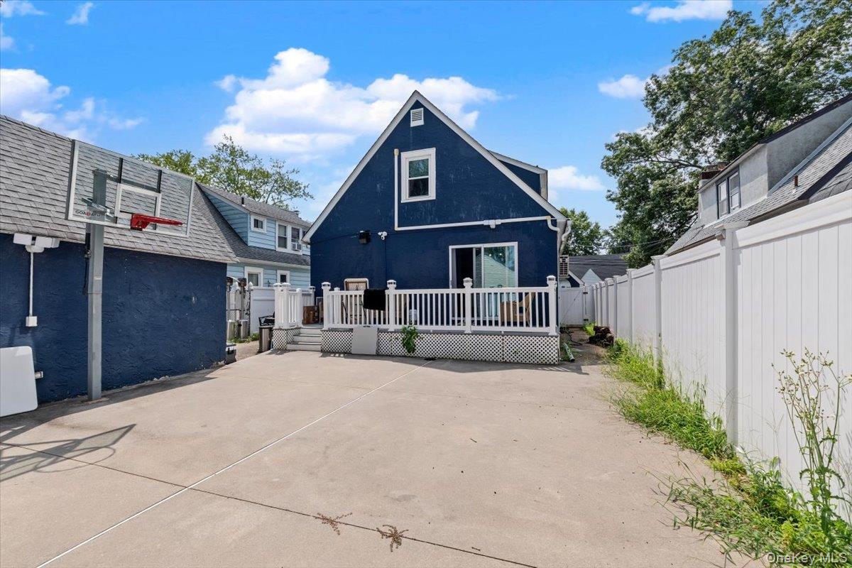 995 Kings Parkway – For Sale photo 32