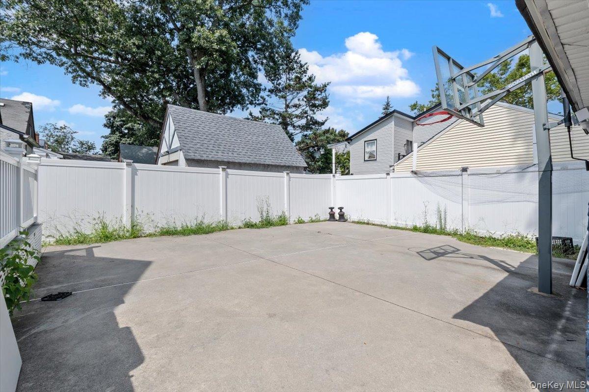 995 Kings Parkway – For Sale photo 31