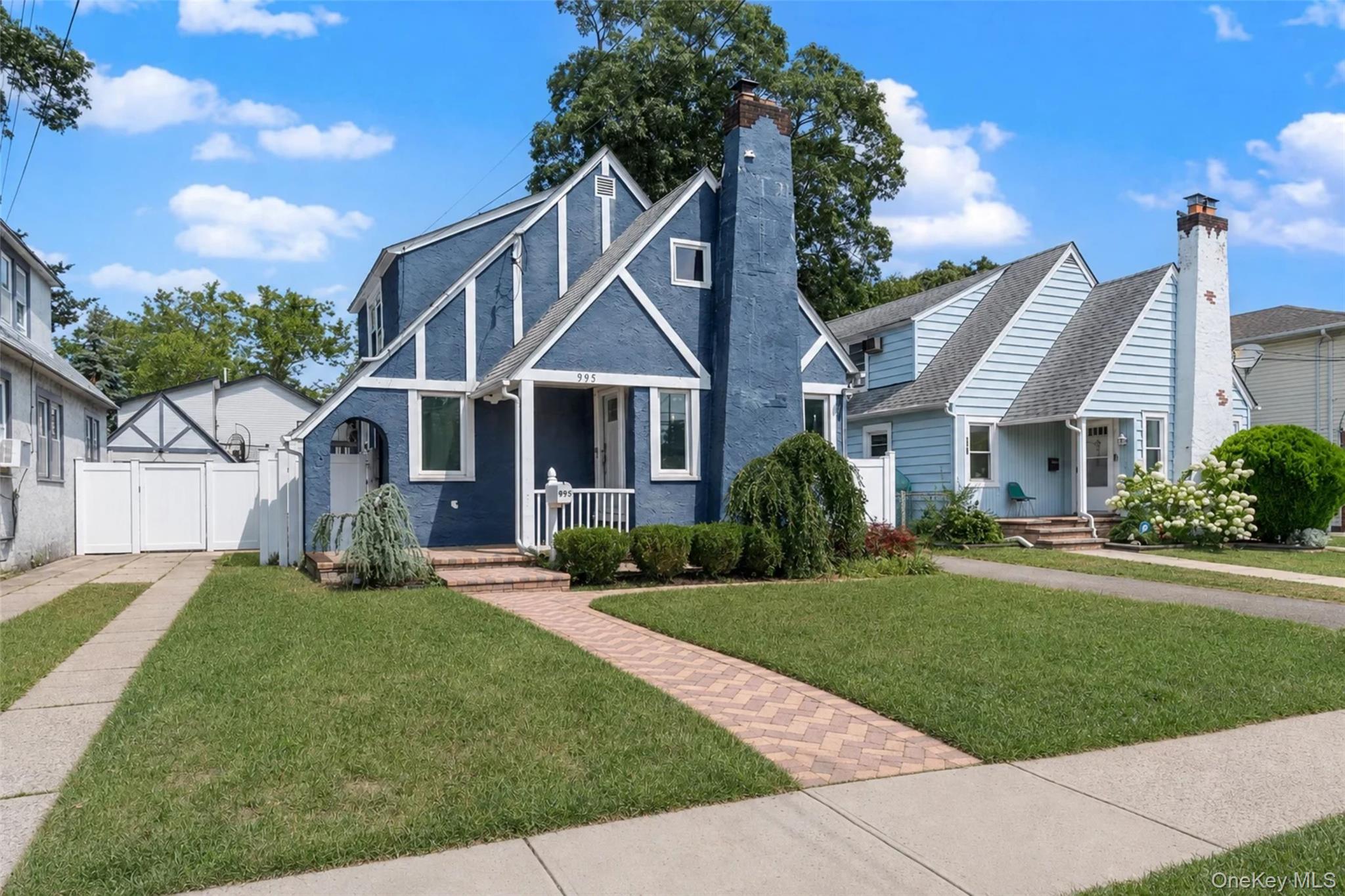 995 Kings Parkway – For Sale