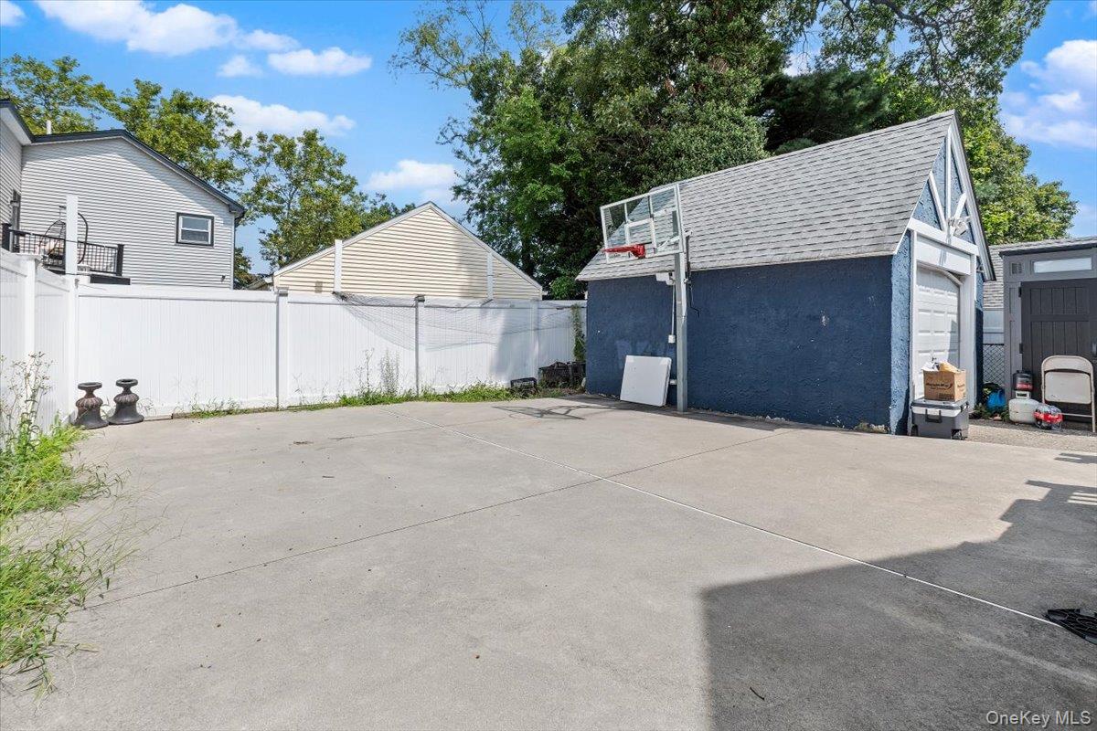 995 Kings Parkway – For Sale photo 33