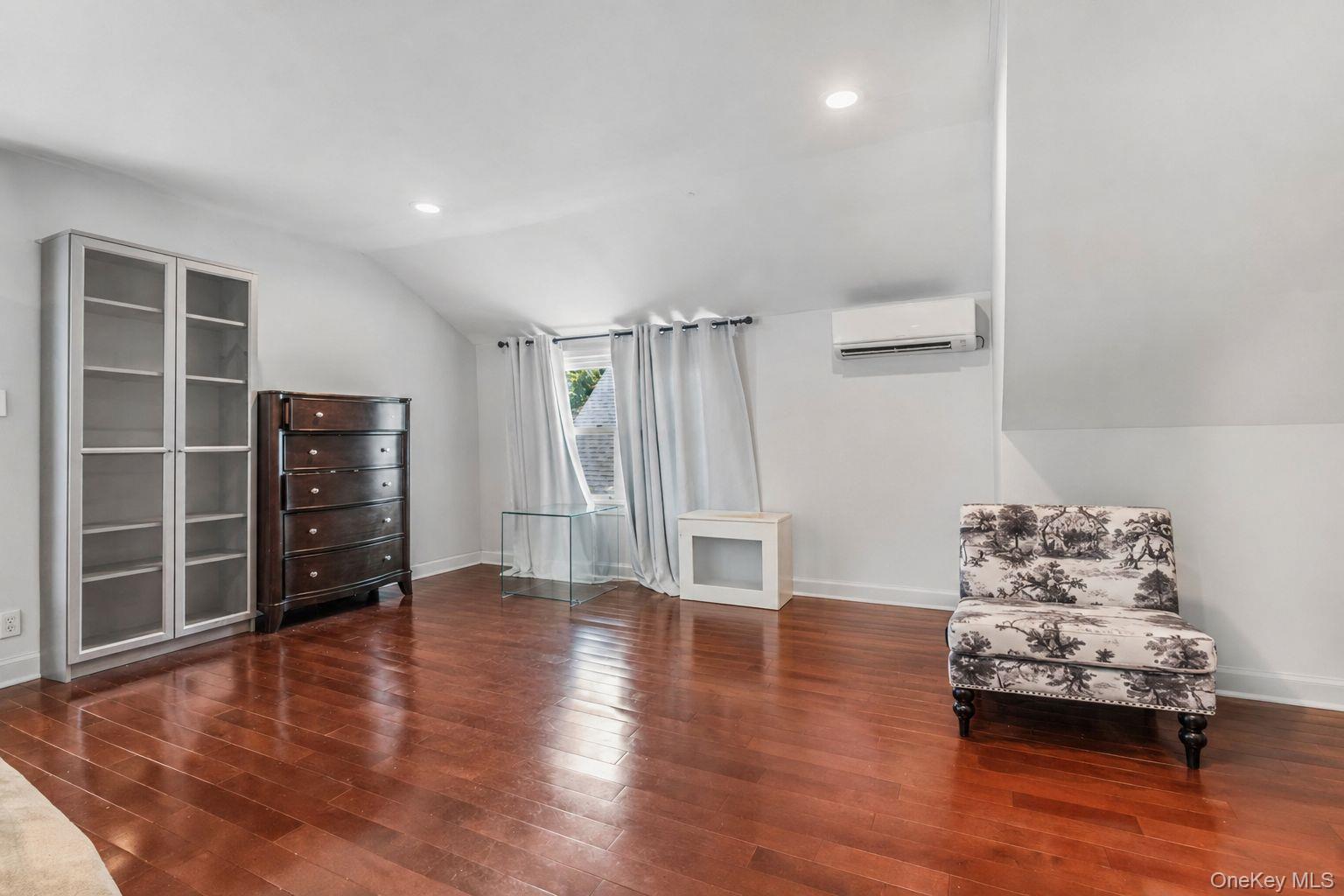 995 Kings Parkway – For Sale photo 14