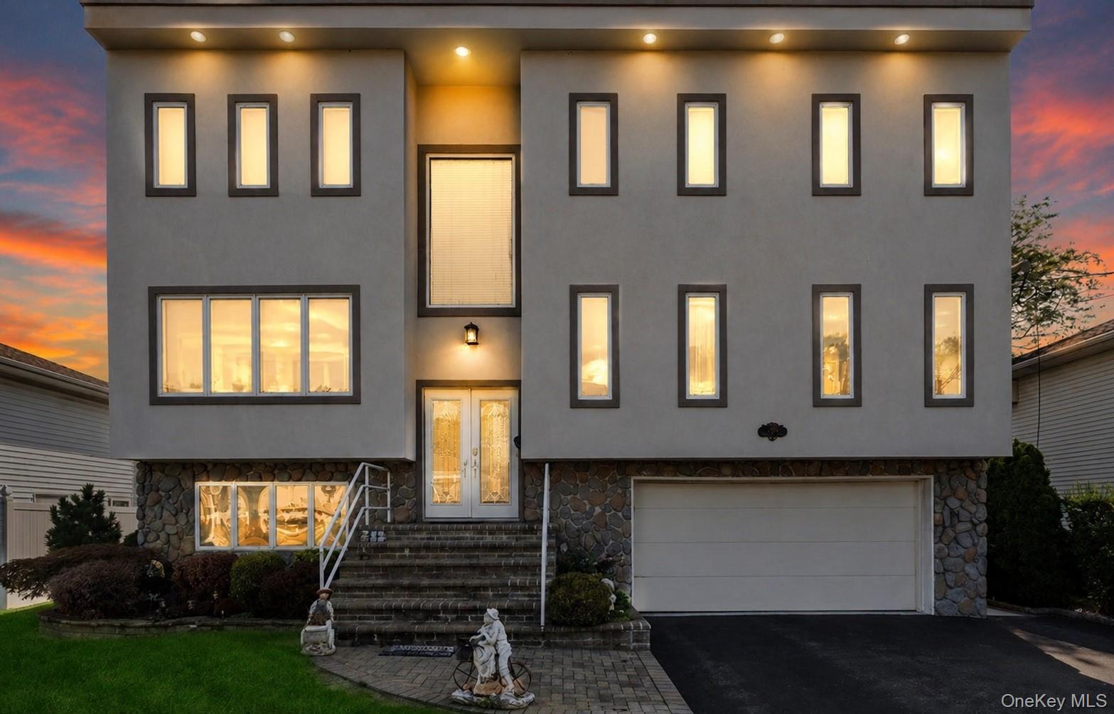 2489 Aron Drive W – For Sale