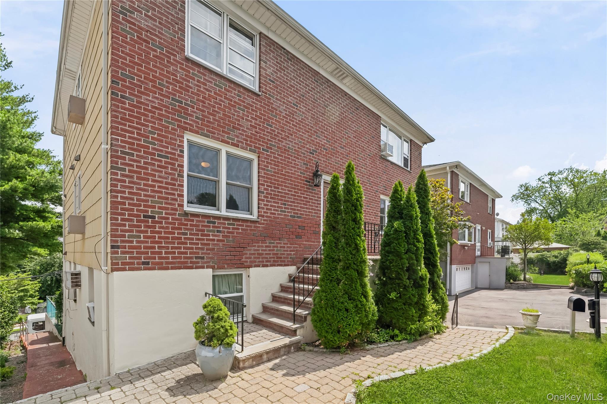 21 Bryn Mawr Place – For Sale photo 3