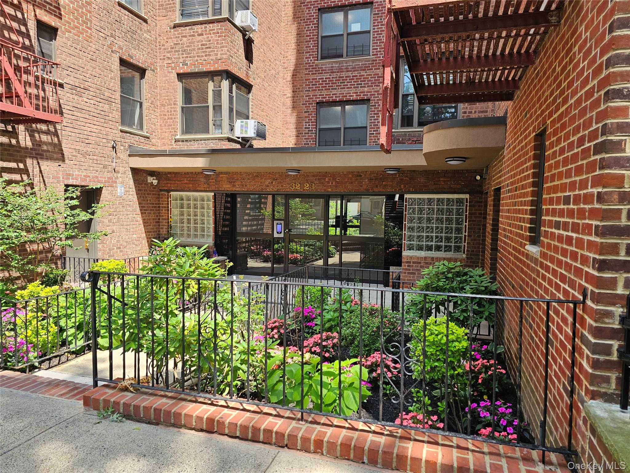 32-23 88 Street, Unit 306 photo 13