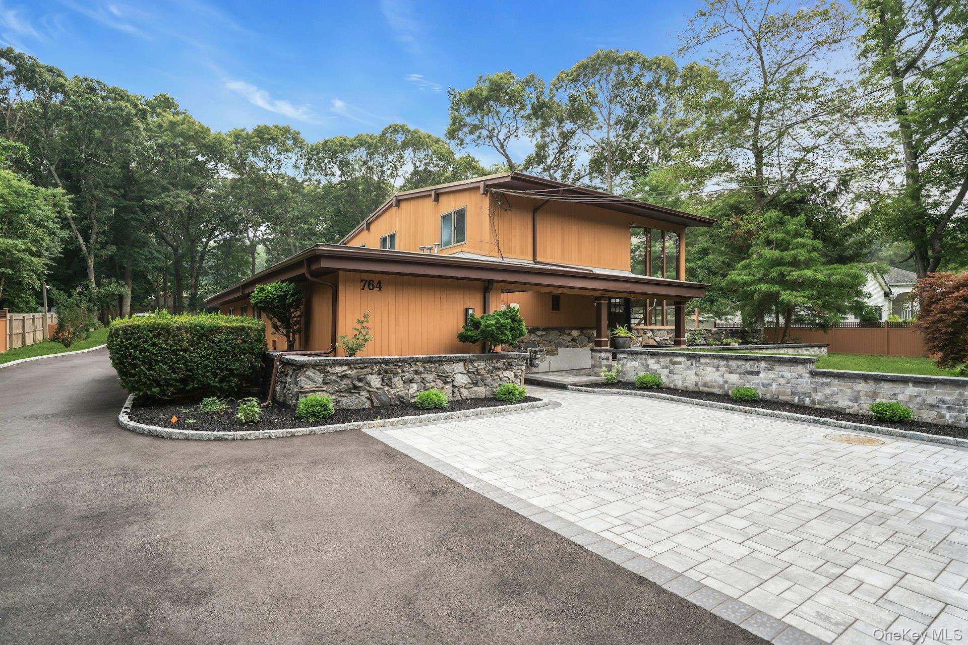 764 Vanderbilt Parkway – For Sale photo 2