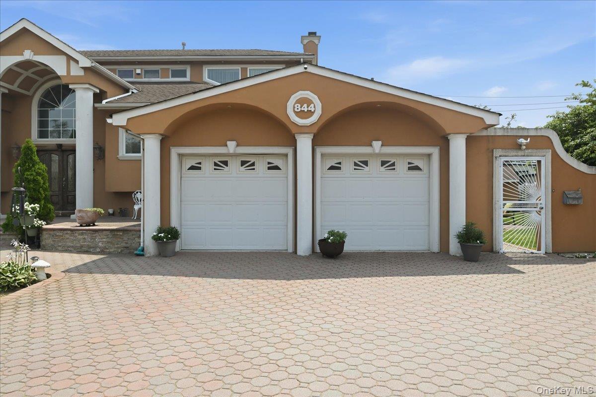 844 Park Lane – For Sale photo 3