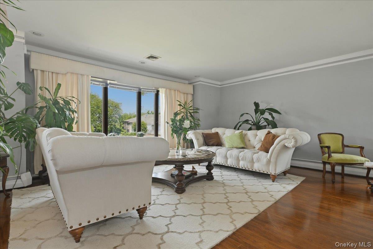 844 Park Lane – For Sale photo 8