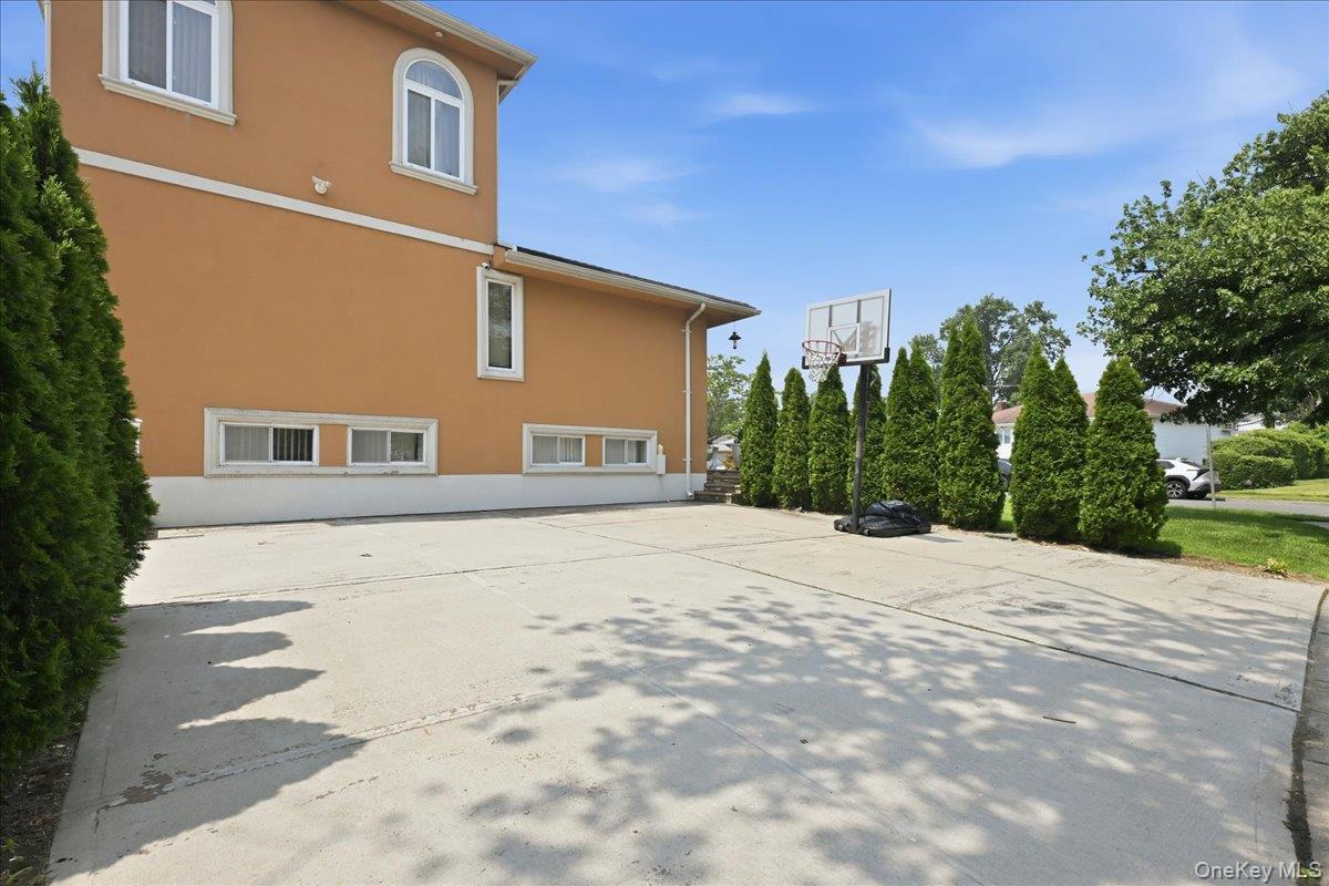 844 Park Lane – For Sale photo 38
