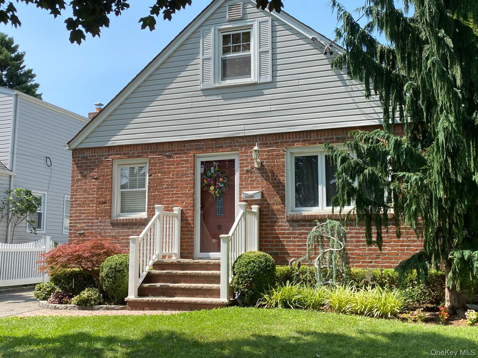 98 Albertson Place – For Sale
