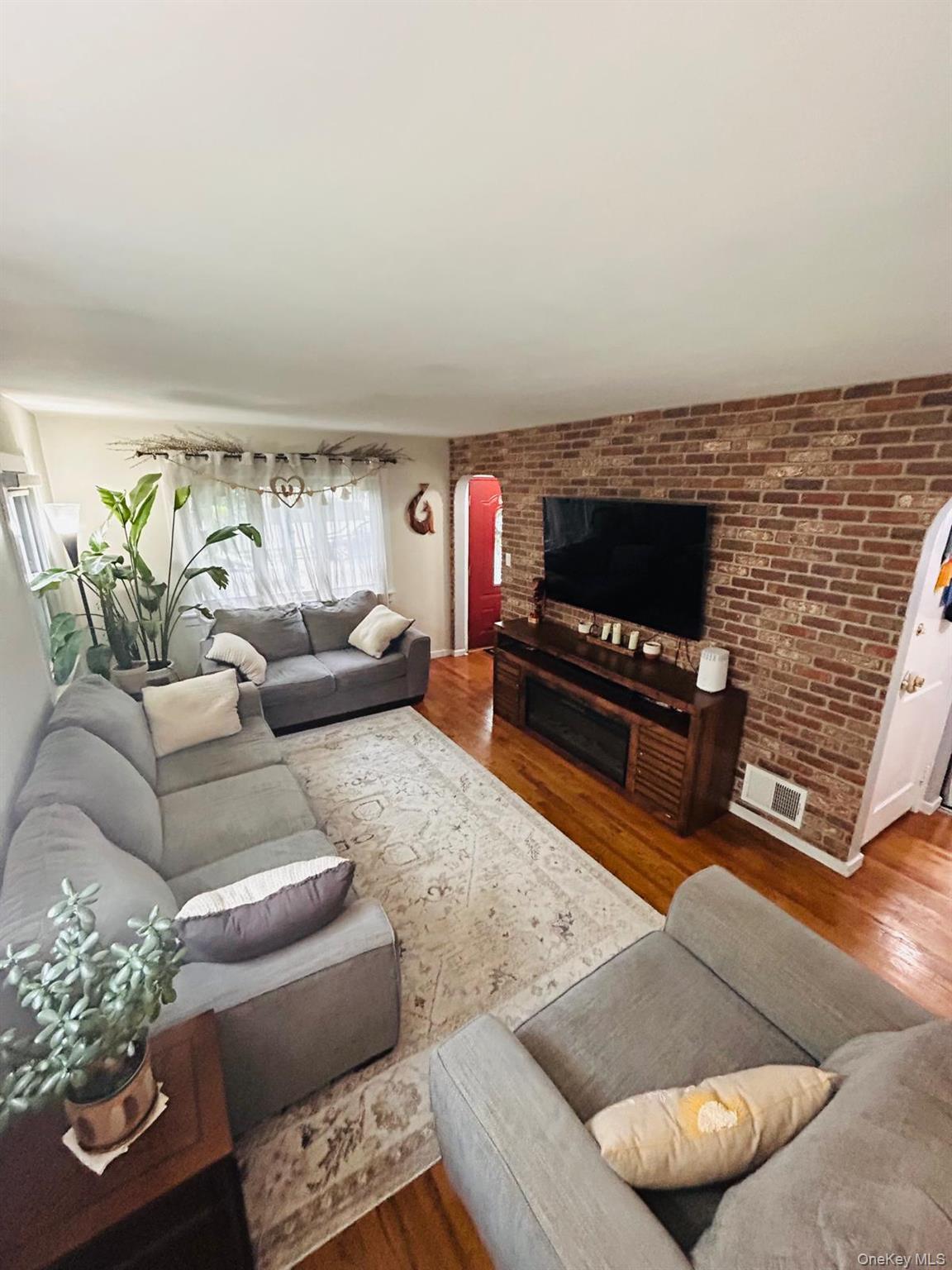 98 Albertson Place – For Sale photo 8