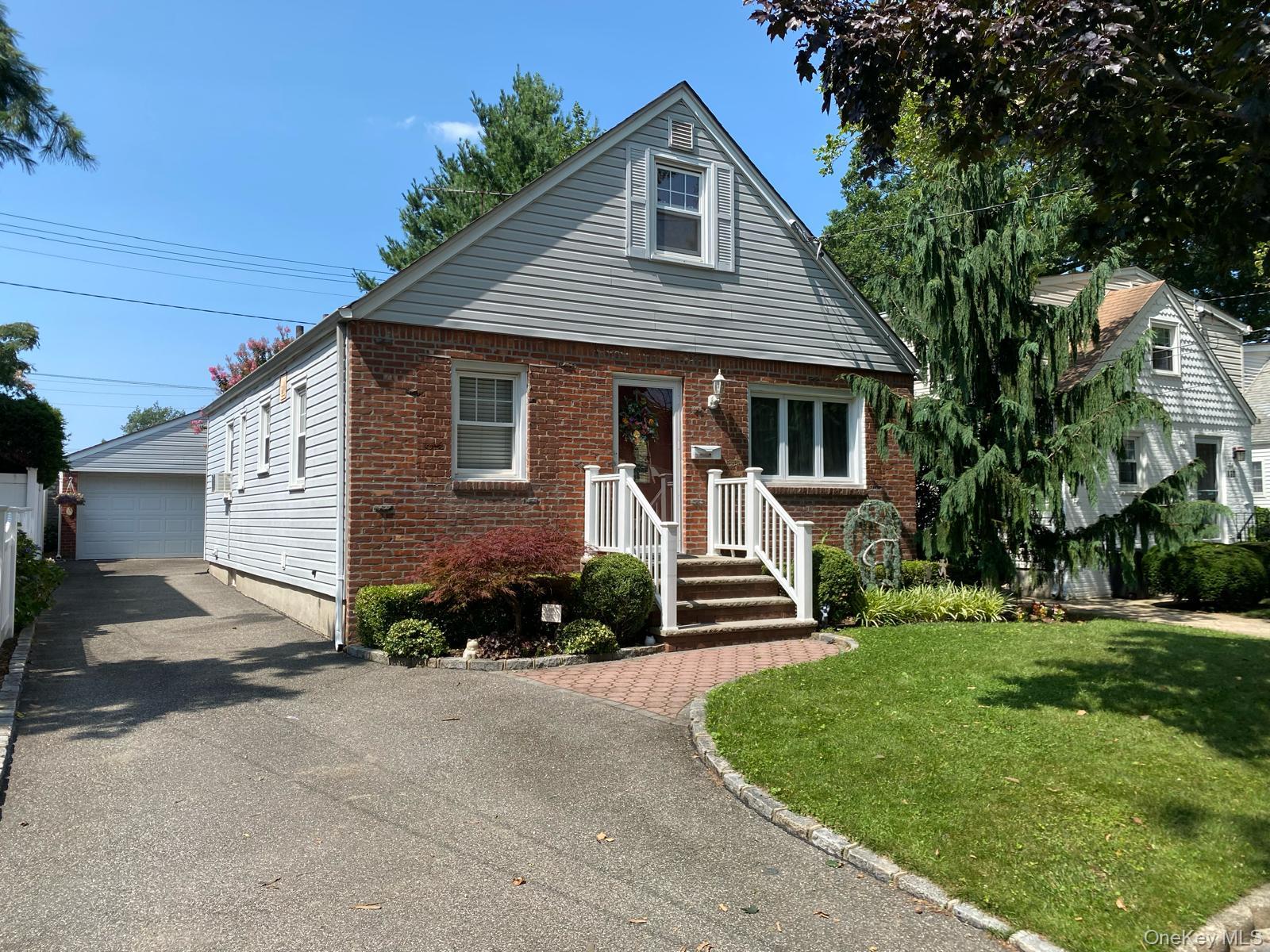 98 Albertson Place – For Sale photo 2