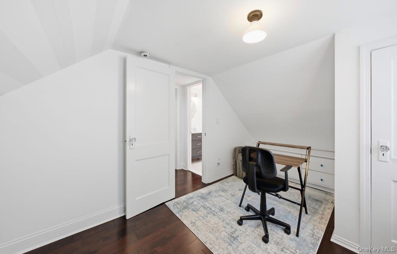8 Rosewood Avenue – For Rent photo 16