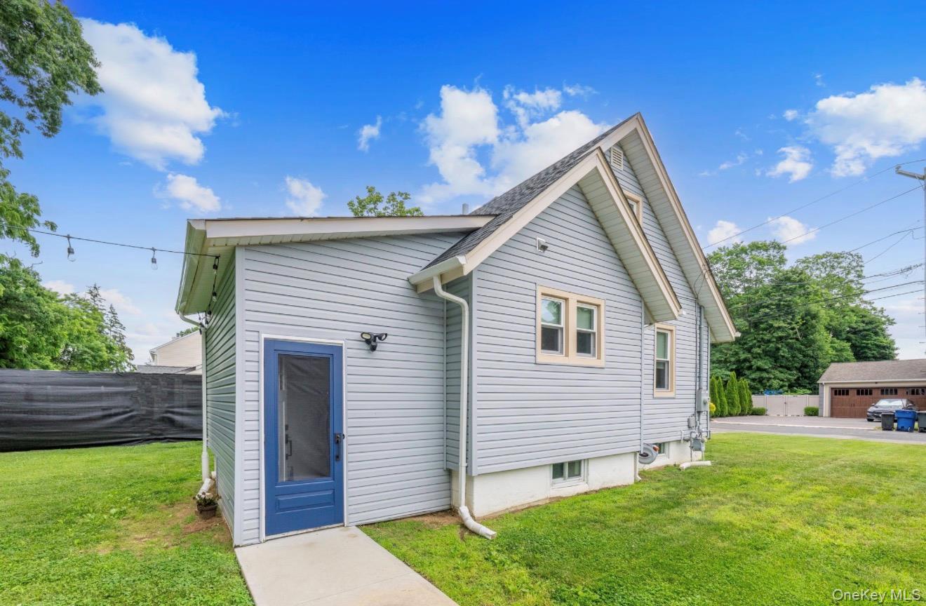 8 Rosewood Avenue – For Rent photo 2