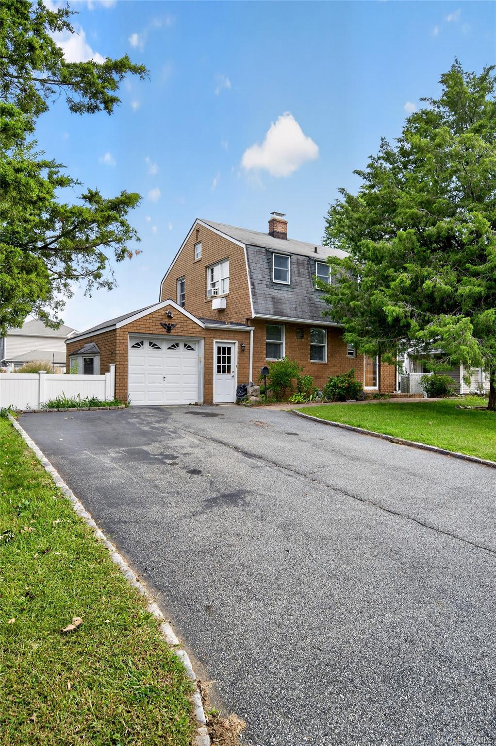 163 Earl Street – For Sale photo 2