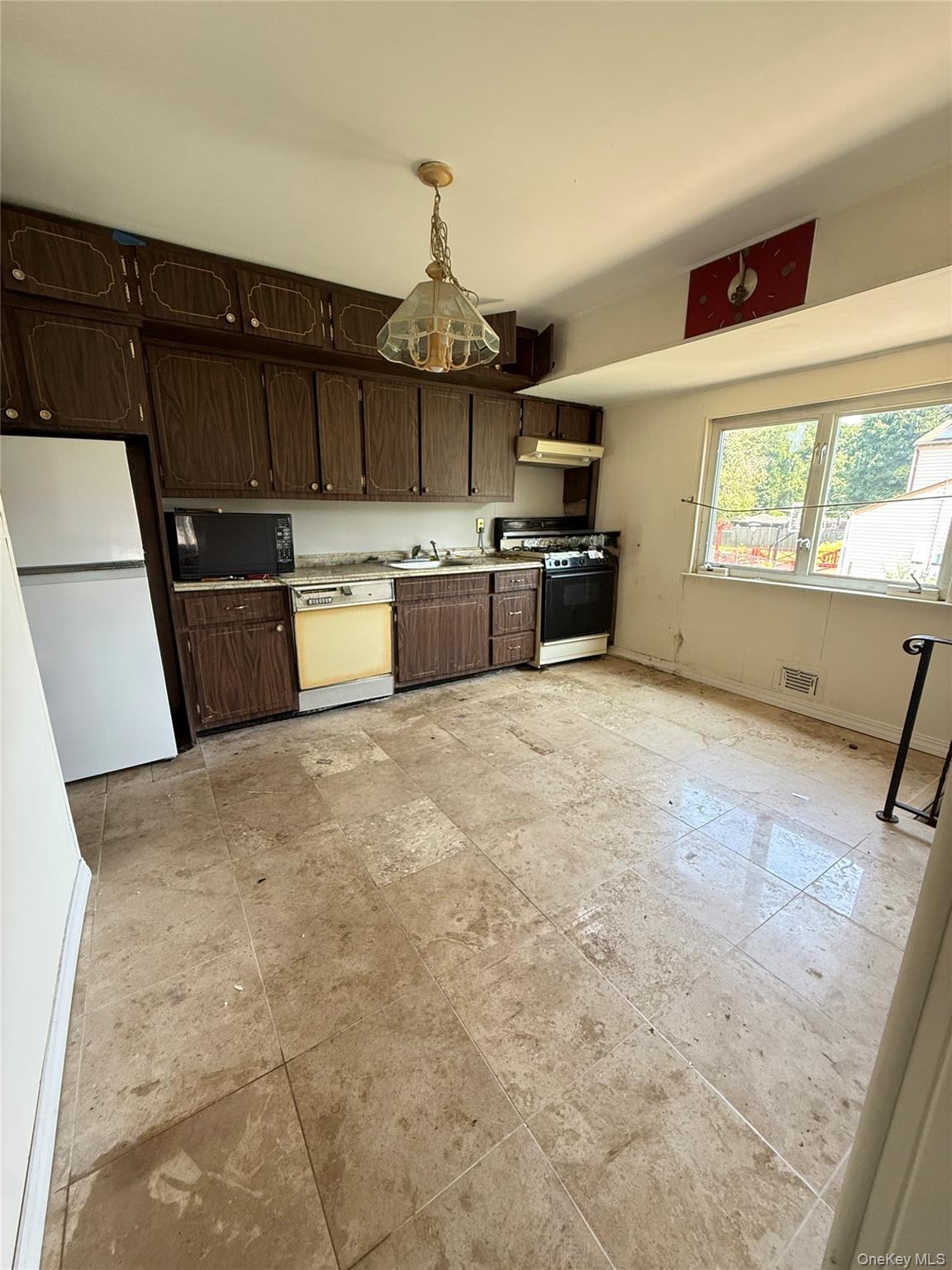 411 Mayflower Avenue – For Sale photo 8