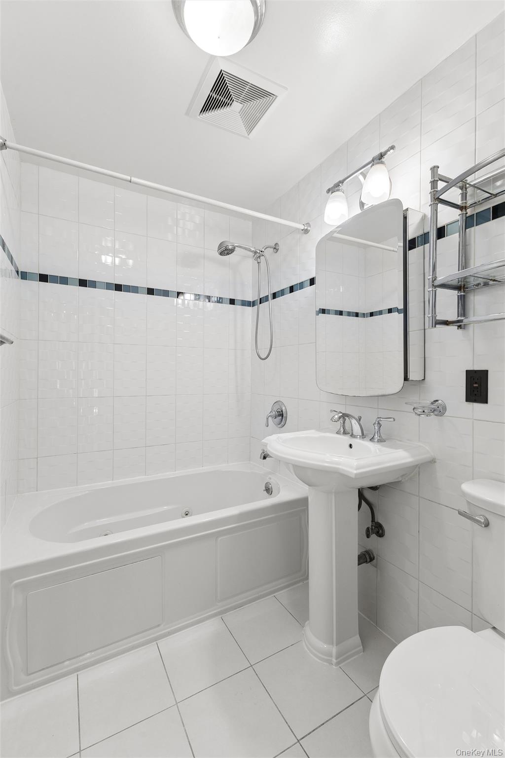 116-45 Union Turnpike – For Rent photo 15