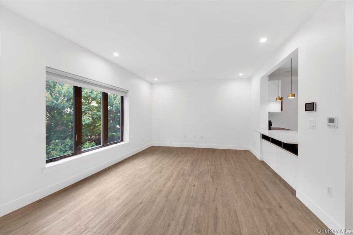 525 North MacQuesten Parkway – For Rent photo 8
