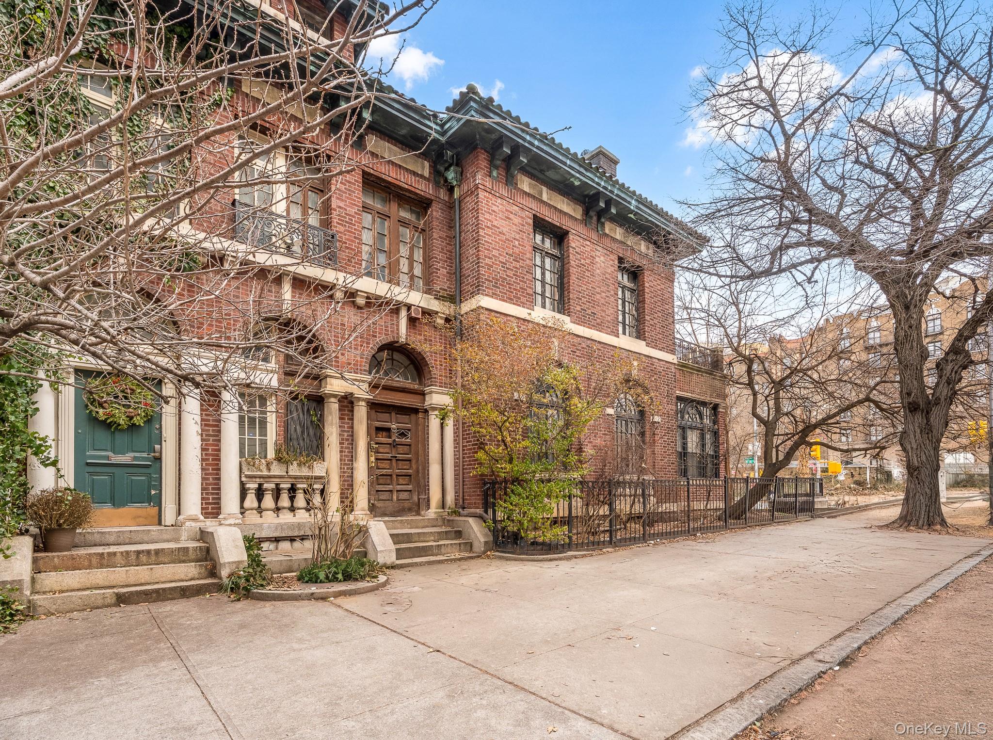 811 Riverside Drive – For Sale