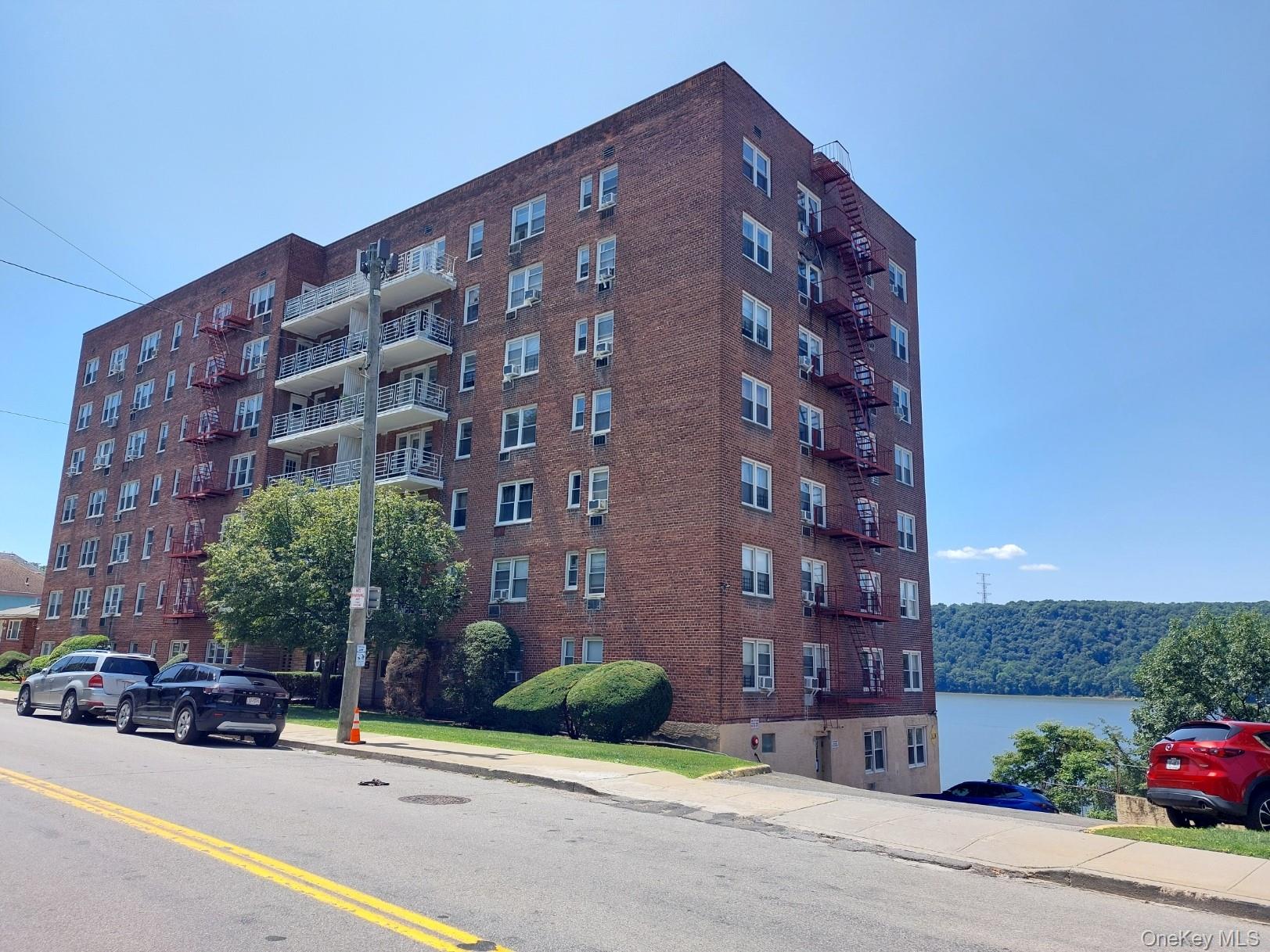 679 Warburton Avenue, Unit 1L photo 2
