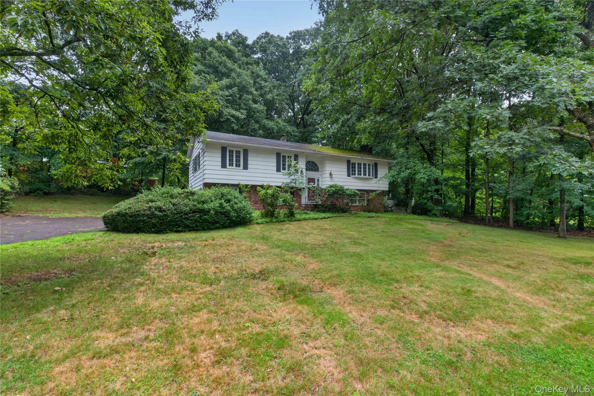8 Peter Avenue – For Sale photo 2