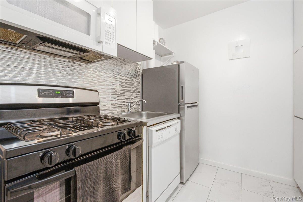 70-25 Yellowstone Boulevard, Unit 16R photo 9