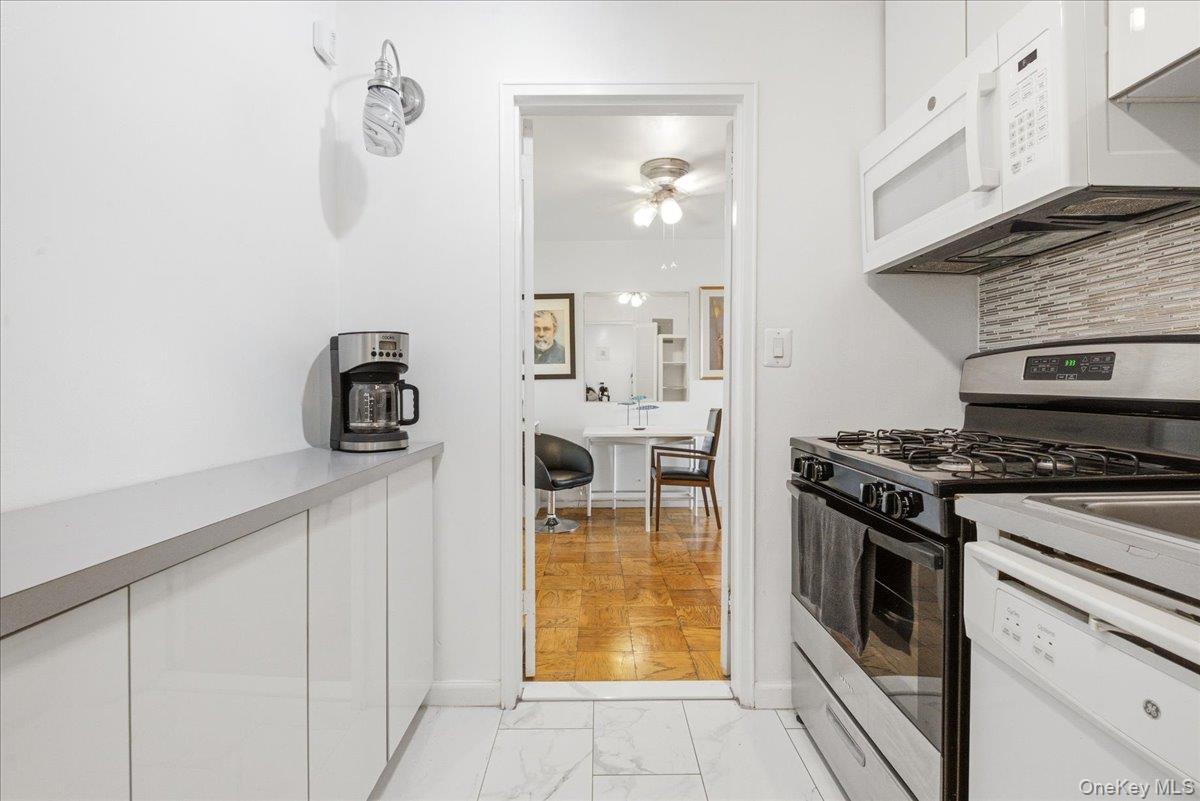 70-25 Yellowstone Boulevard, Unit 16R photo 10