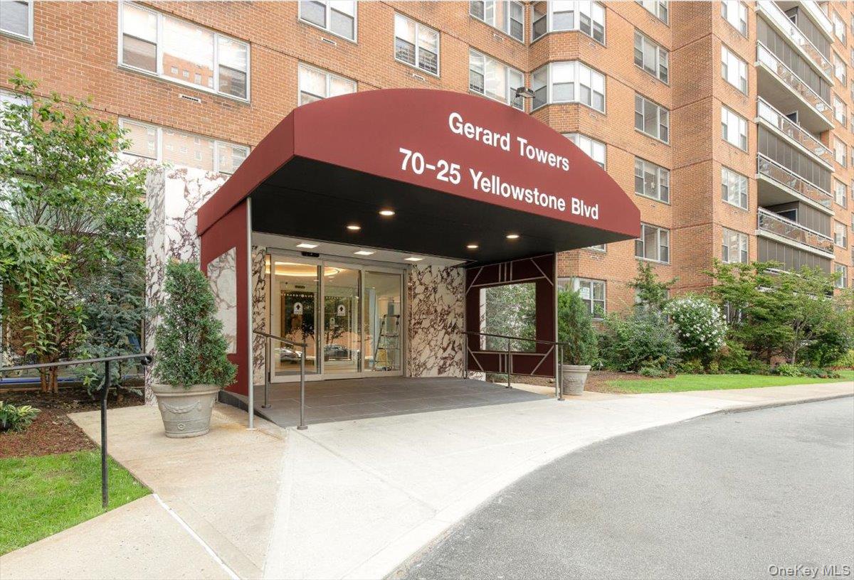 70-25 Yellowstone Boulevard, Unit 16R photo 2