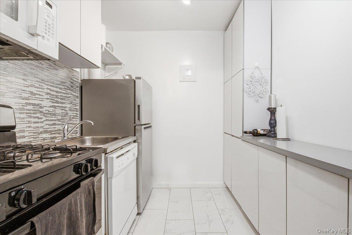 70-25 Yellowstone Boulevard, Unit 16R photo 8