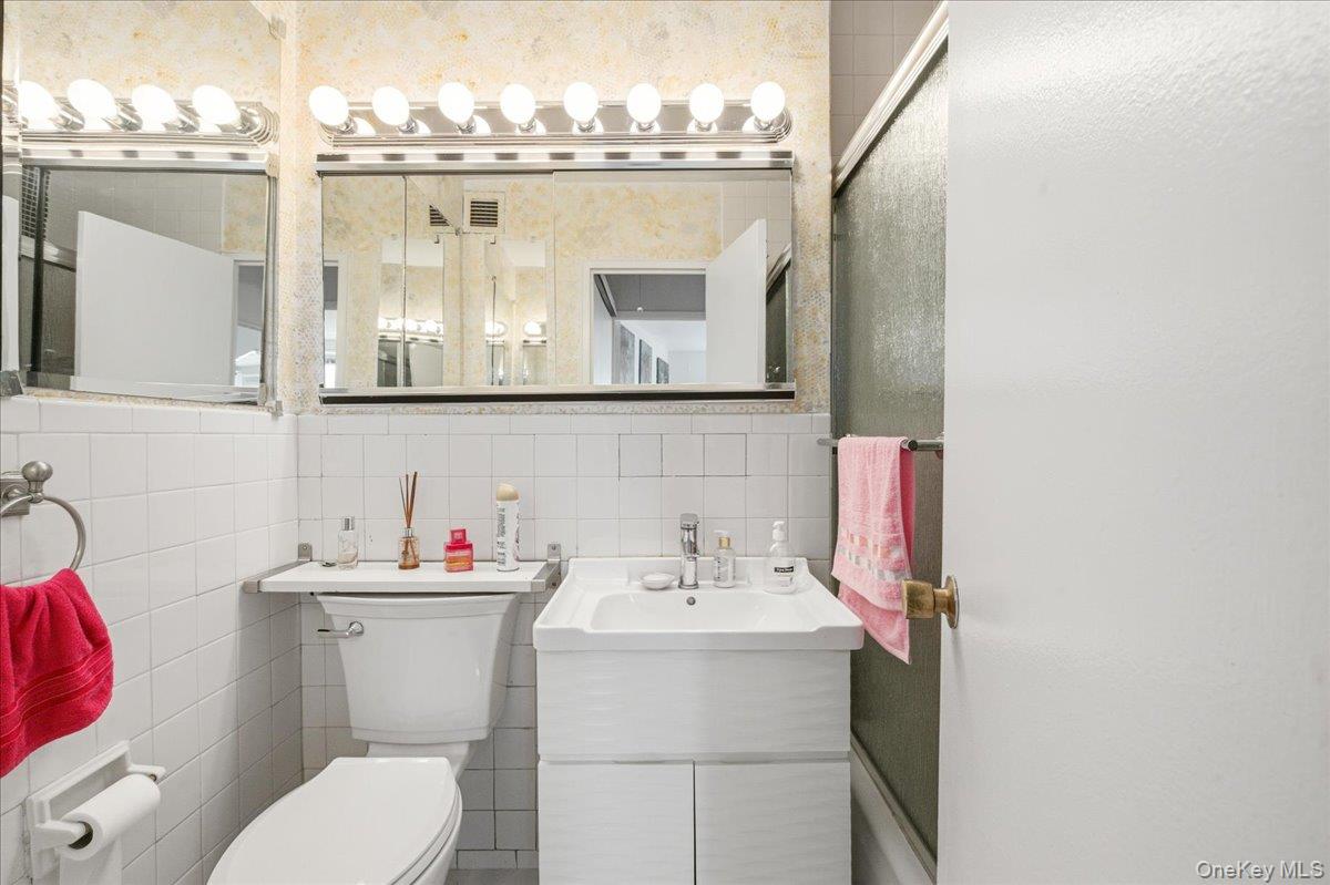 70-25 Yellowstone Boulevard, Unit 16R photo 23