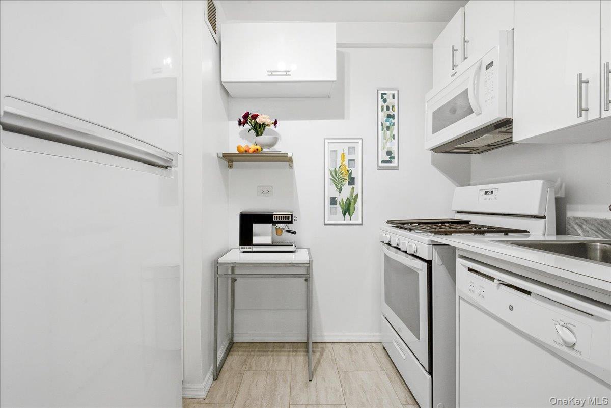 70-25 Yellowstone Boulevard, Unit 4B photo 13