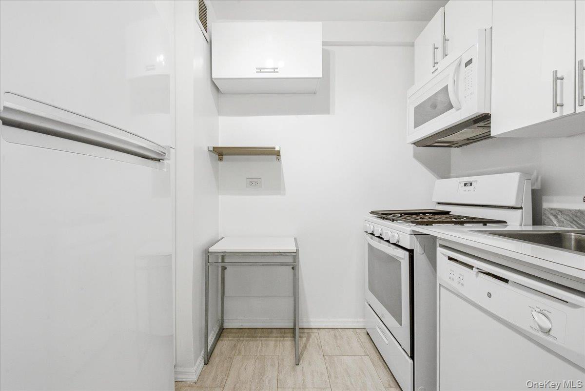 70-25 Yellowstone Boulevard, Unit 4B photo 14
