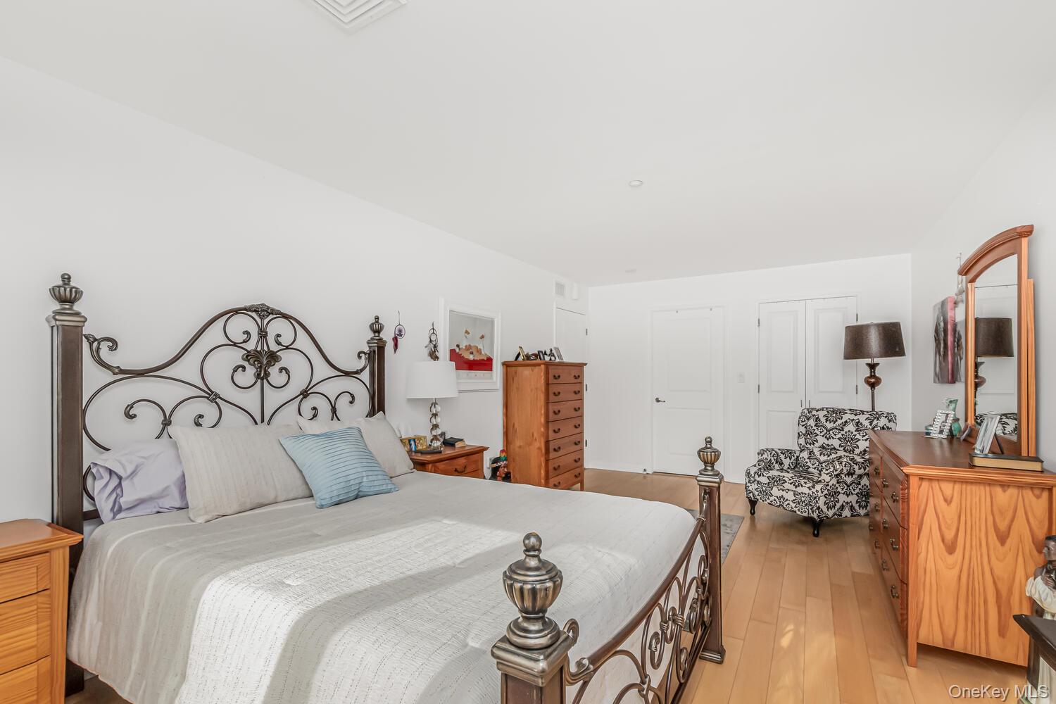 1490 Outlook Avenue, Unit 1D photo 9