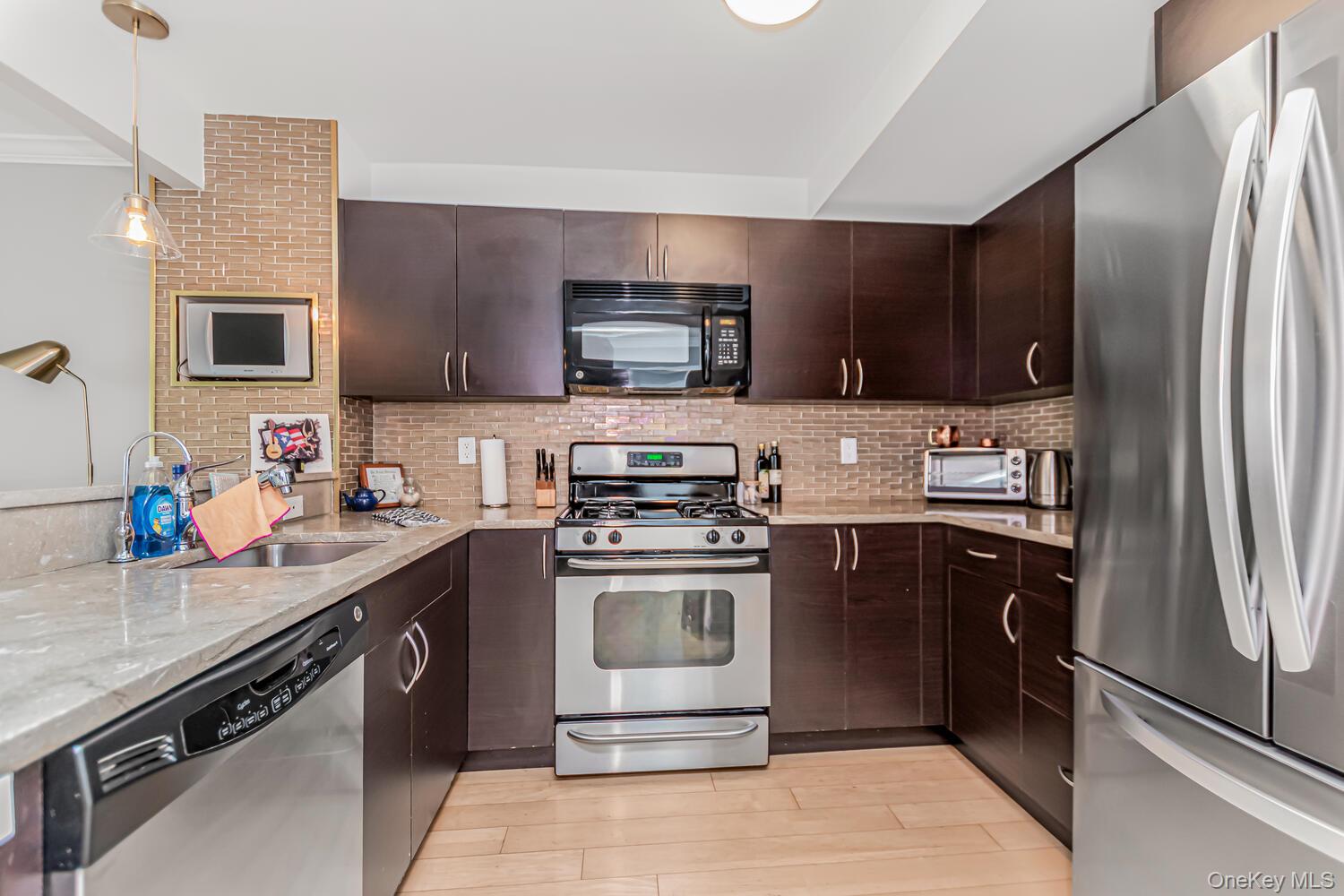 1490 Outlook Avenue, Unit 1D photo 4