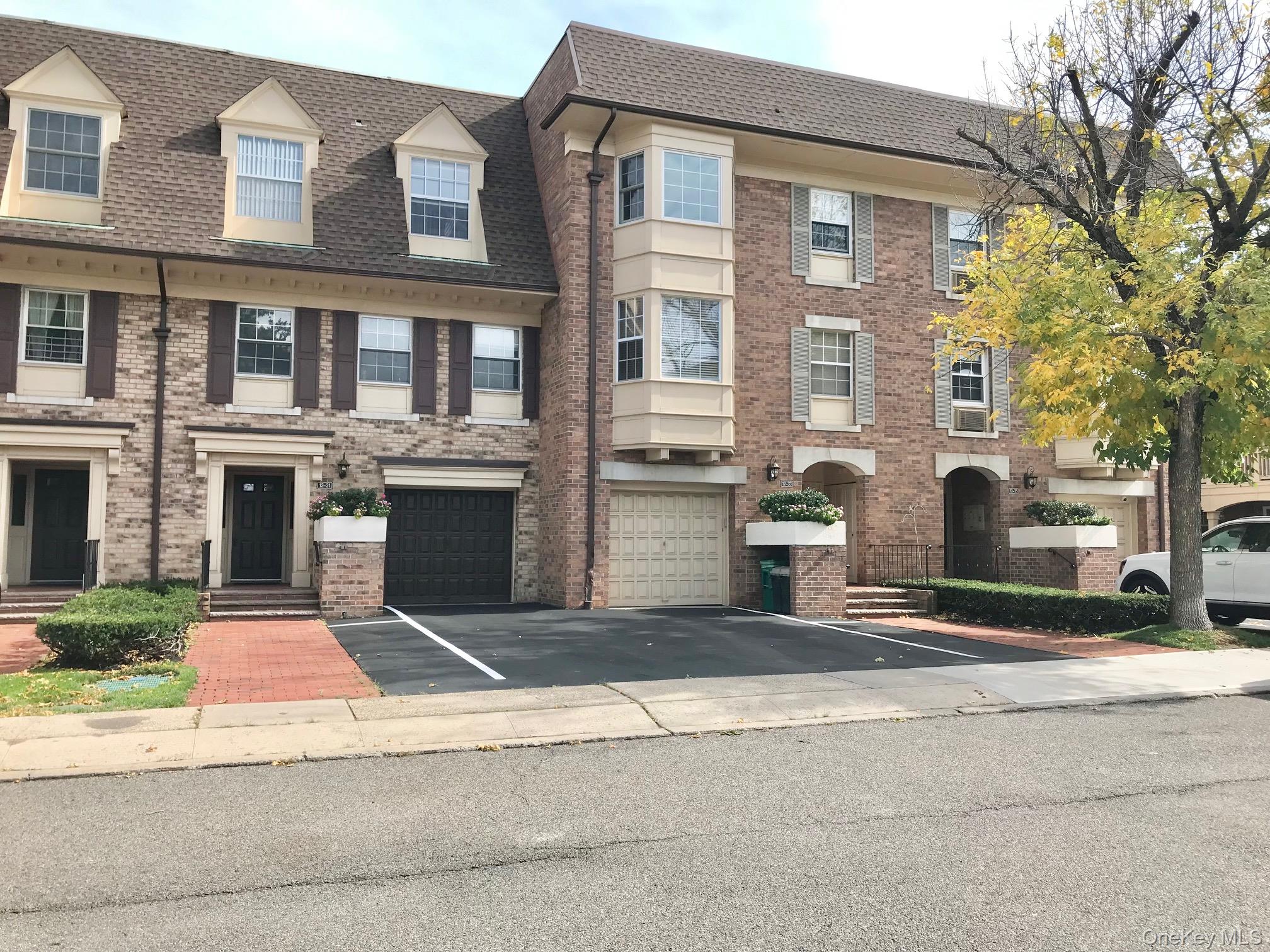 12-31 Robin Lane, Unit Triplex, 1