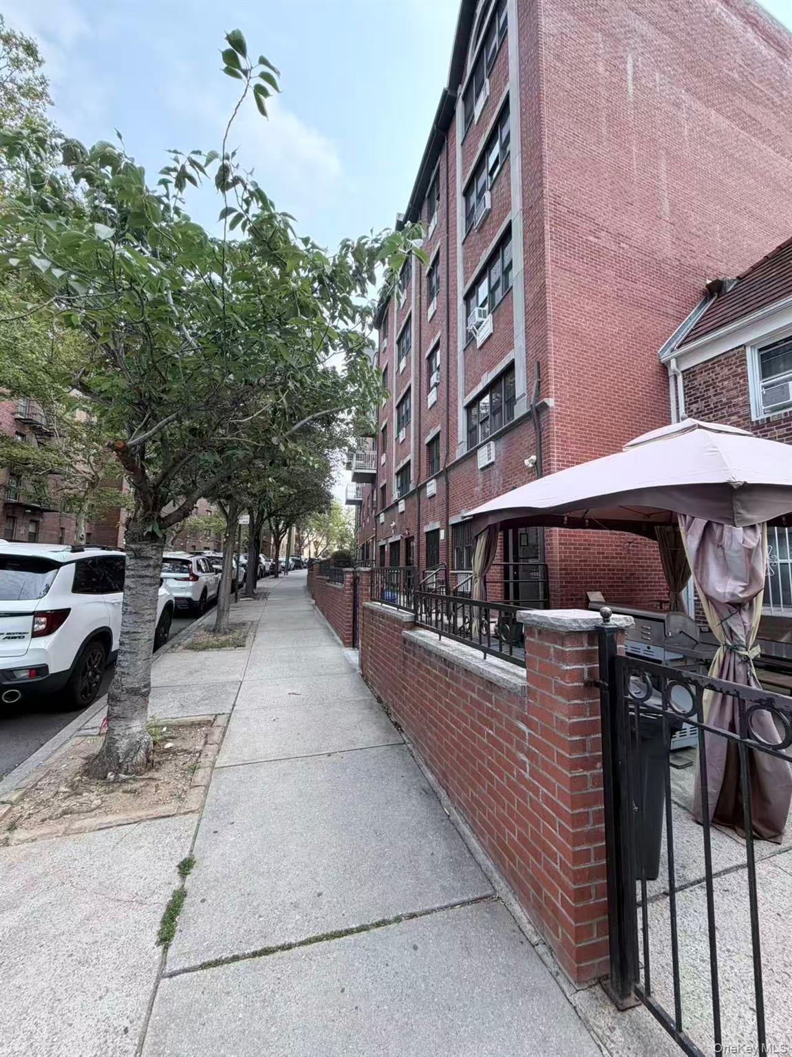139-70 Pershing Crescent – For Sale photo 2