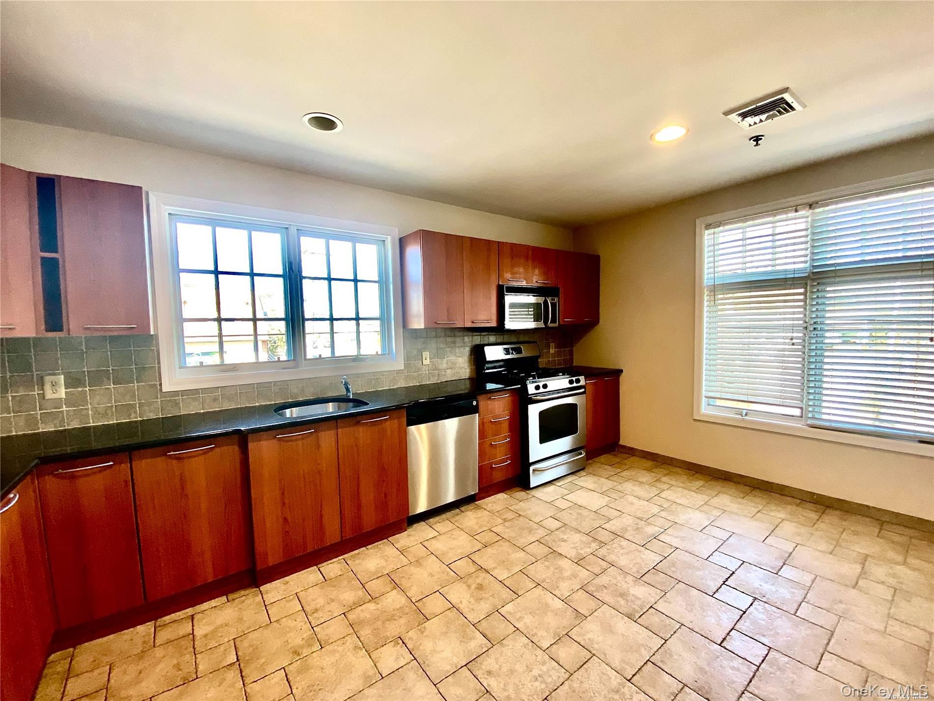259 Glen Cove Avenue, Unit 255 photo 3