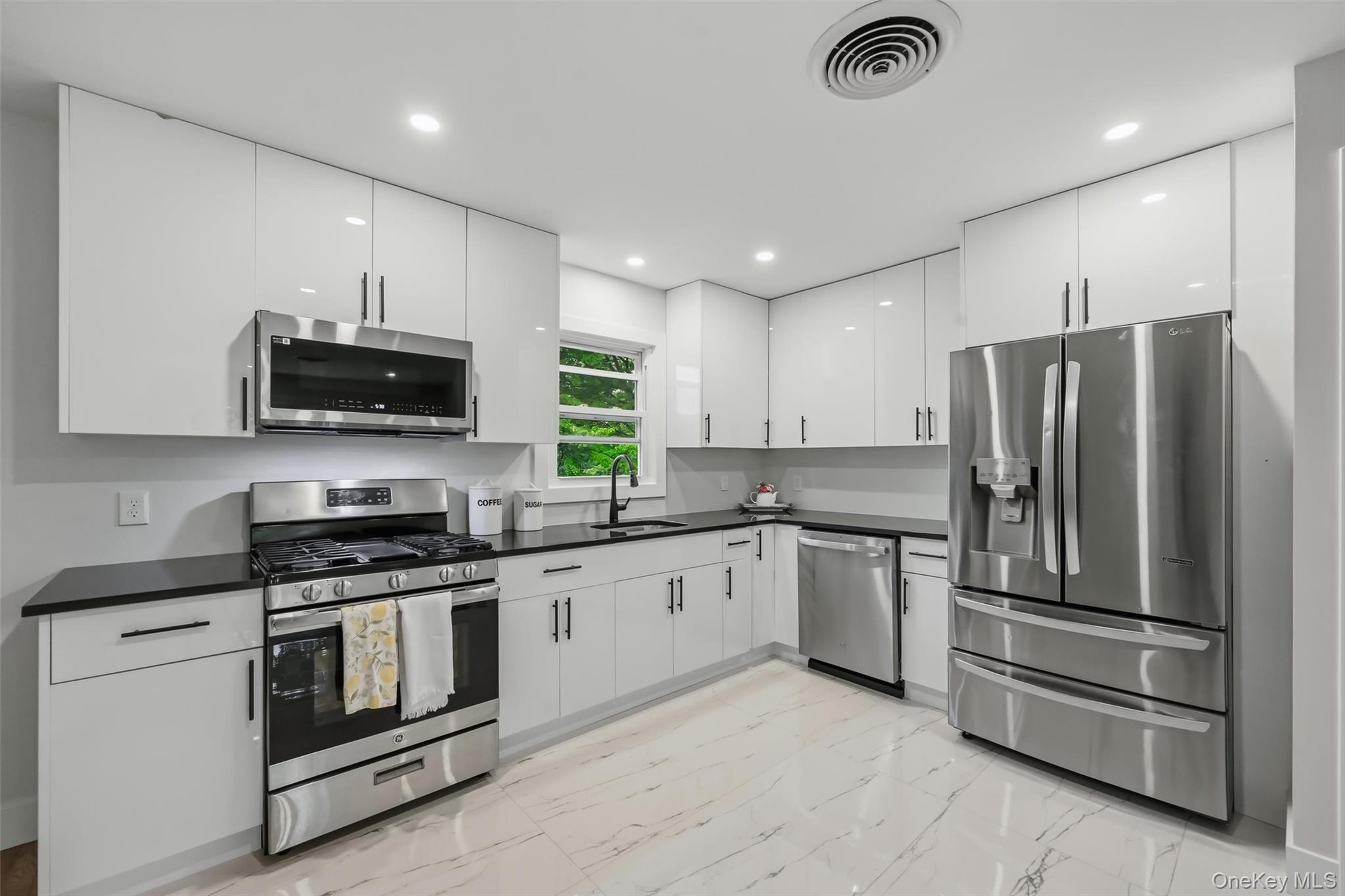 21 Manhattan Avenue, Unit 19 photo 17