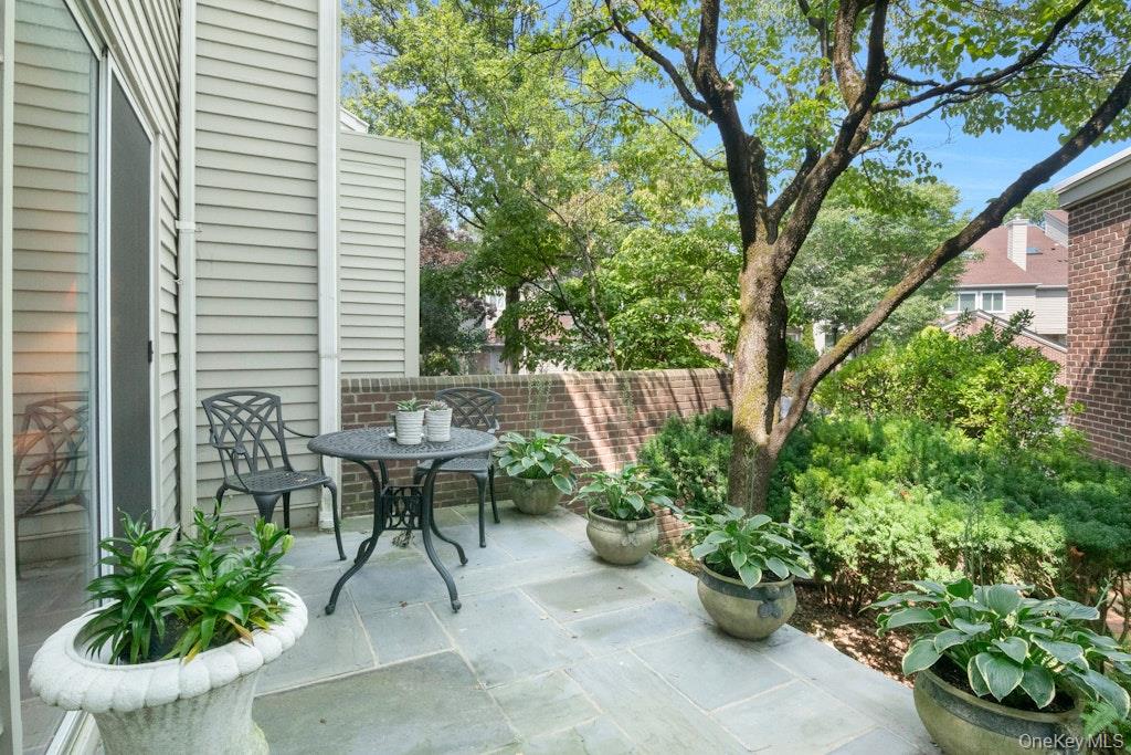 8 Waterside Close – For Sale photo 2
