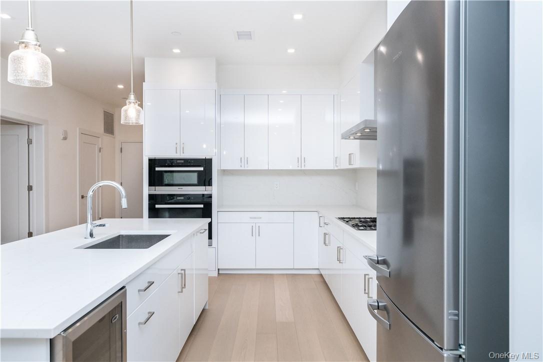 110 Chatsworth Avenue, Unit 401 photo 10