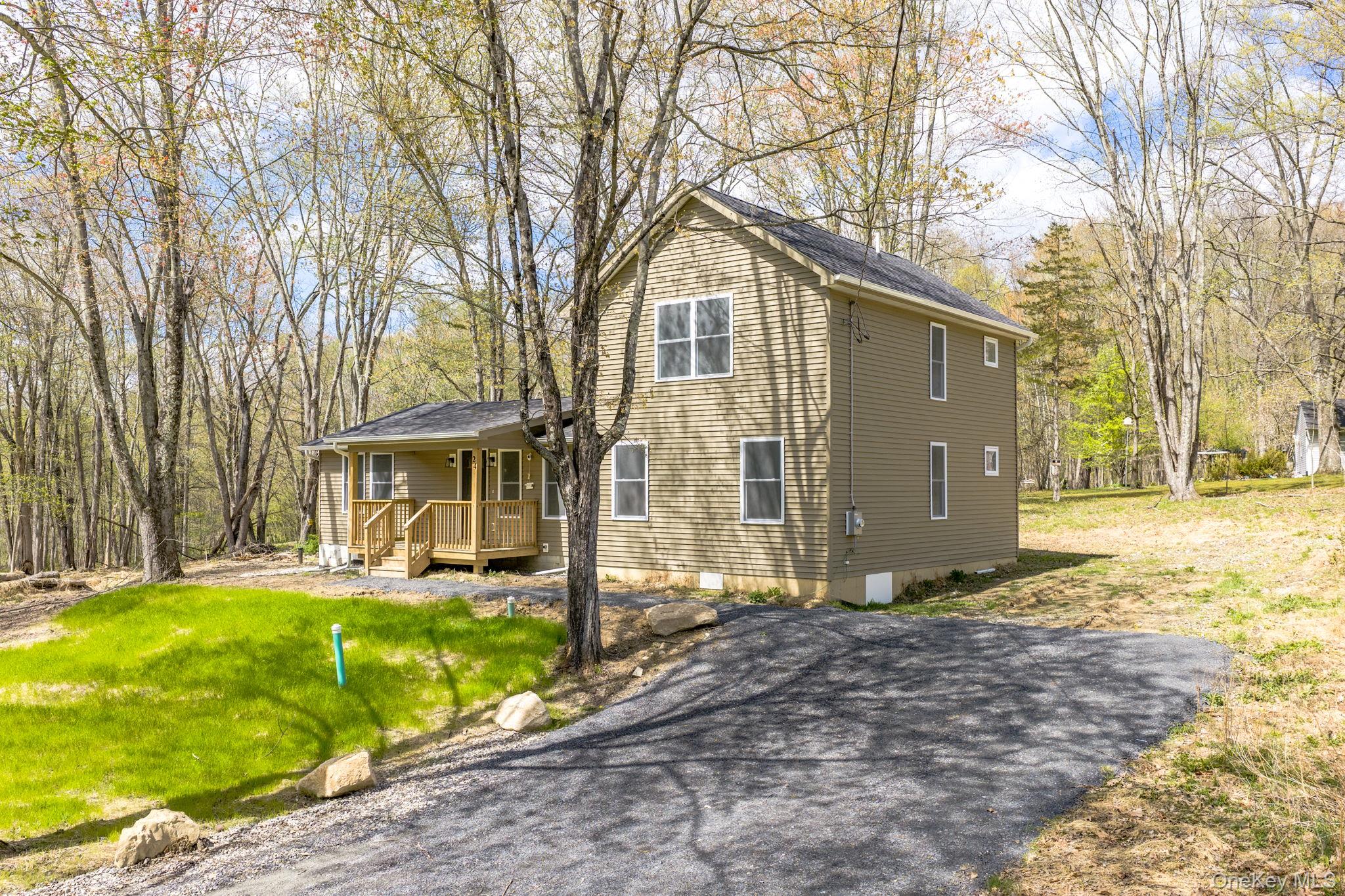 24 Farmingdale Lane – For Sale photo 2