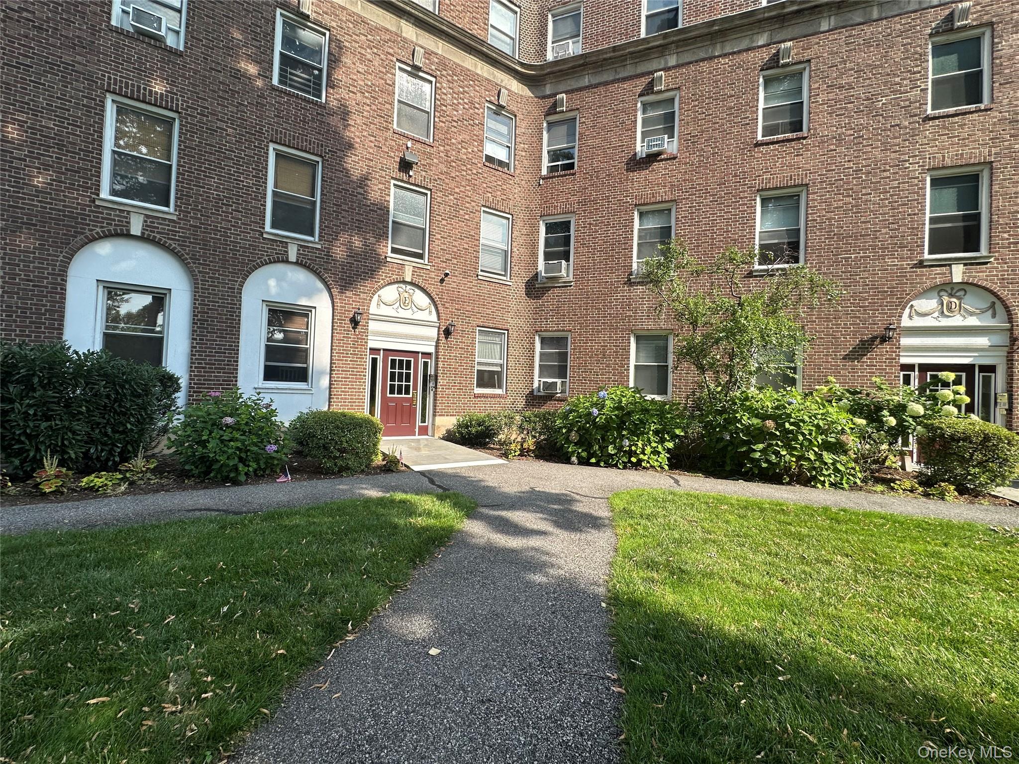 445 Gramatan Avenue, Unit EB1 photo 2