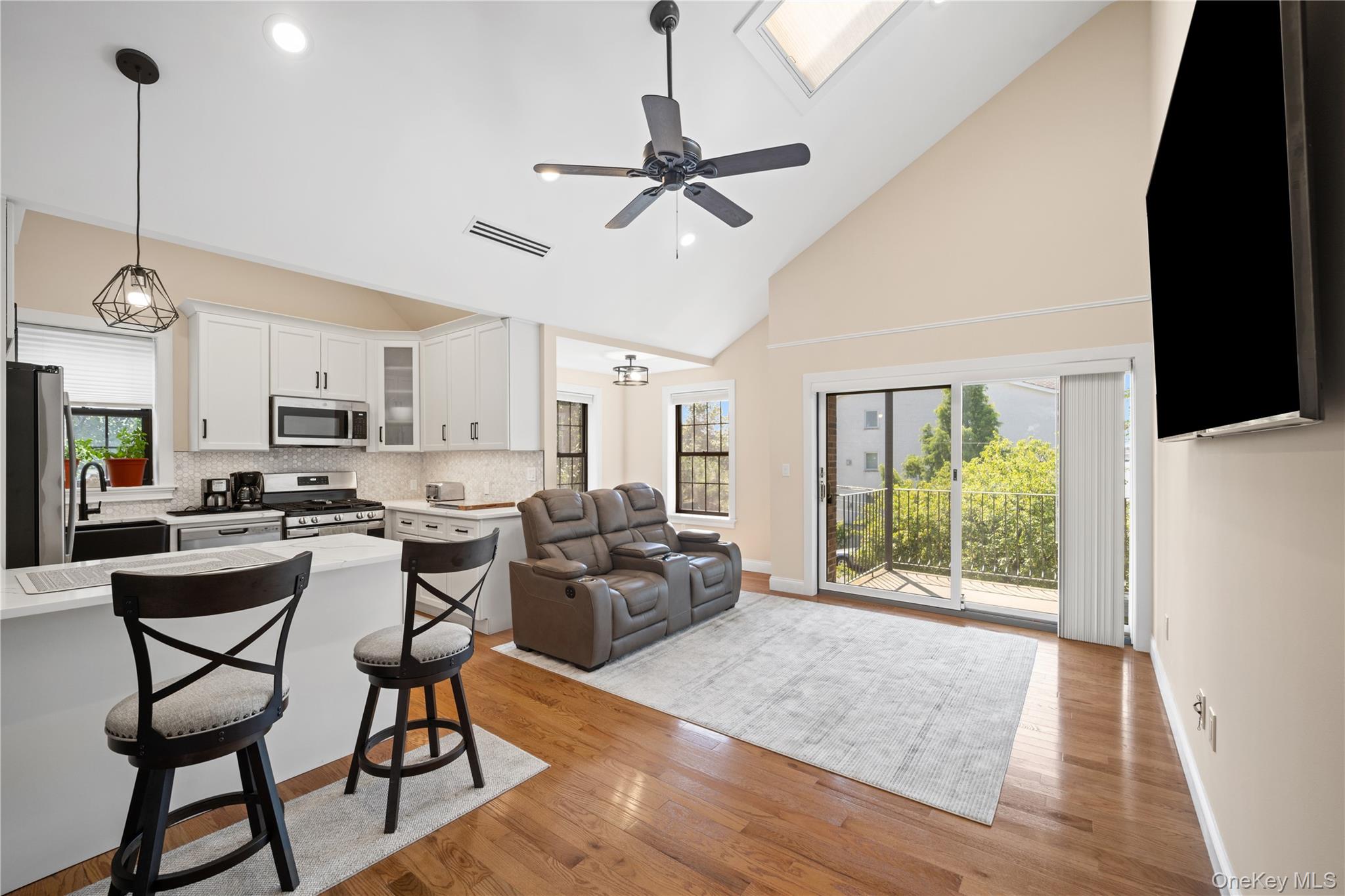 180 Davis Avenue, Unit 12A photo 5