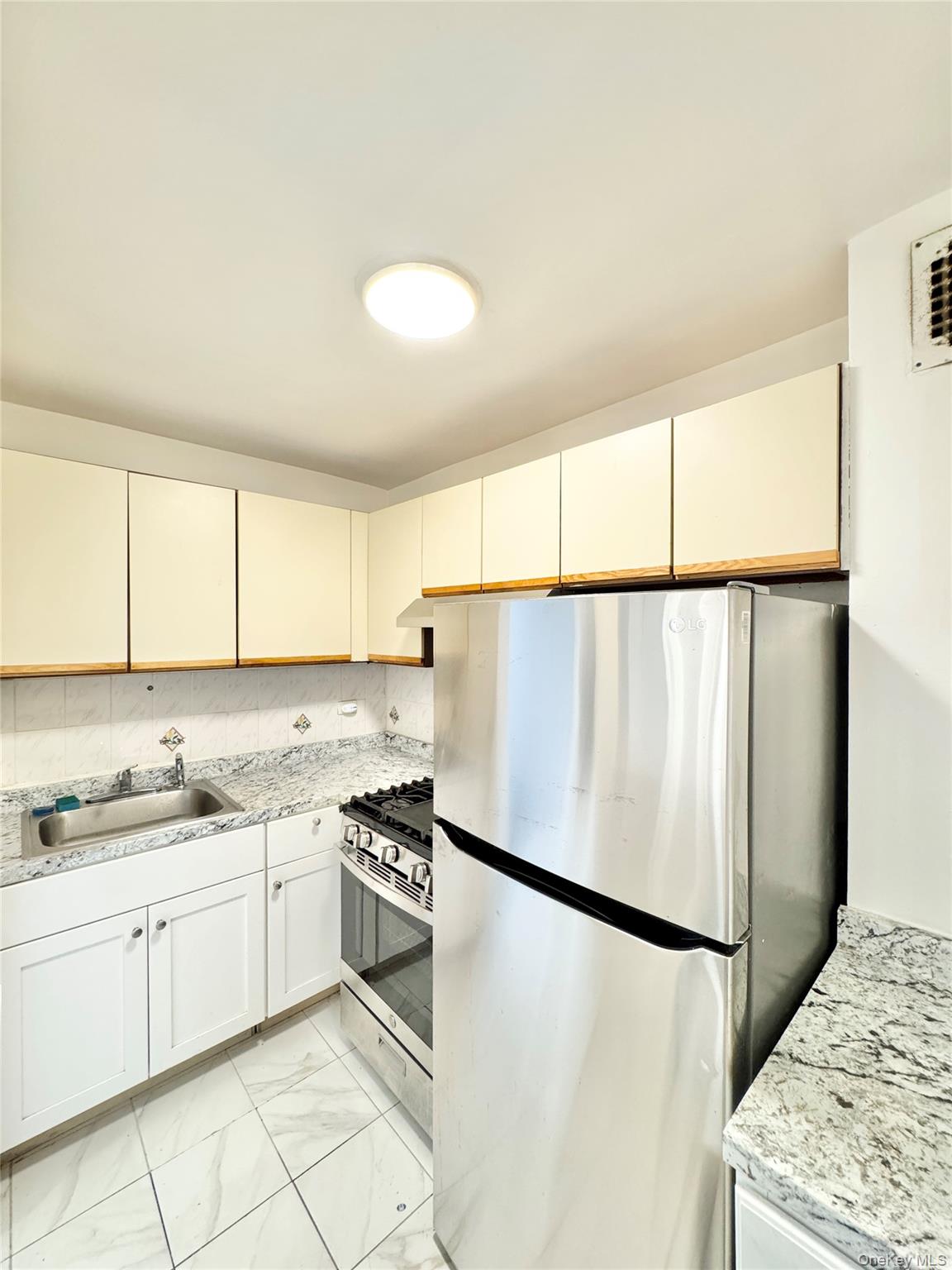 83-25 Vietor Avenue, Unit 5C photo 4